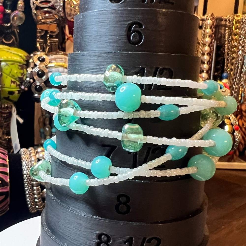 Elegant Beaded Bracelet with Turquoise and White Accents